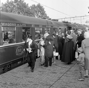 854182 Afbeelding van de extra trein voor het Wageningse Studentencorps bestaande uit 10 restauratierijtuigen van ...